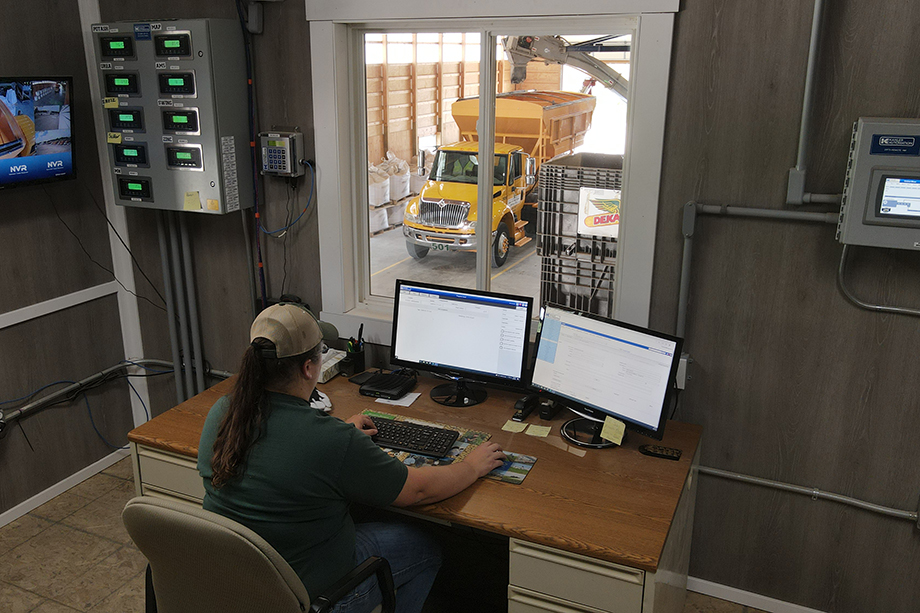 Dry control TMX PSX truck interior people 1